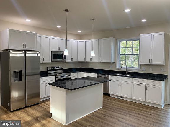 3rd image of 371 Shorewood Dr