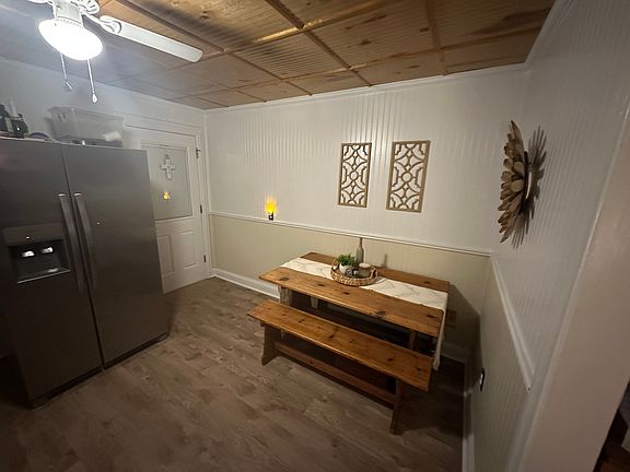 4th image of 909 Roslyn Ave
