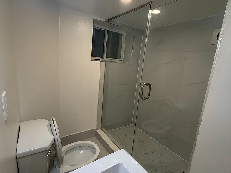 247 Belgravia Ave #LOWER — Photo 8