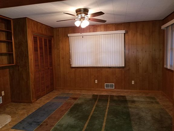 Bonus room adjacent to kitchen, can be used as dining area.