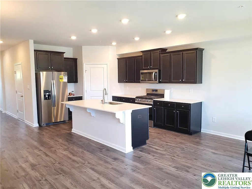 3 bed, 2.5 bath, 2439 sqft, $2,800 — Photo 4