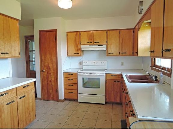 4th image of 222 Partridge Ave N