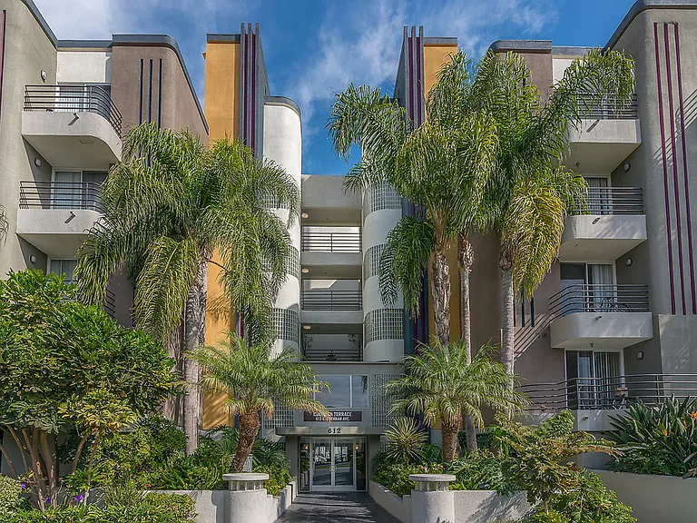 Essex Properties at Miracle Mile — Photo 5