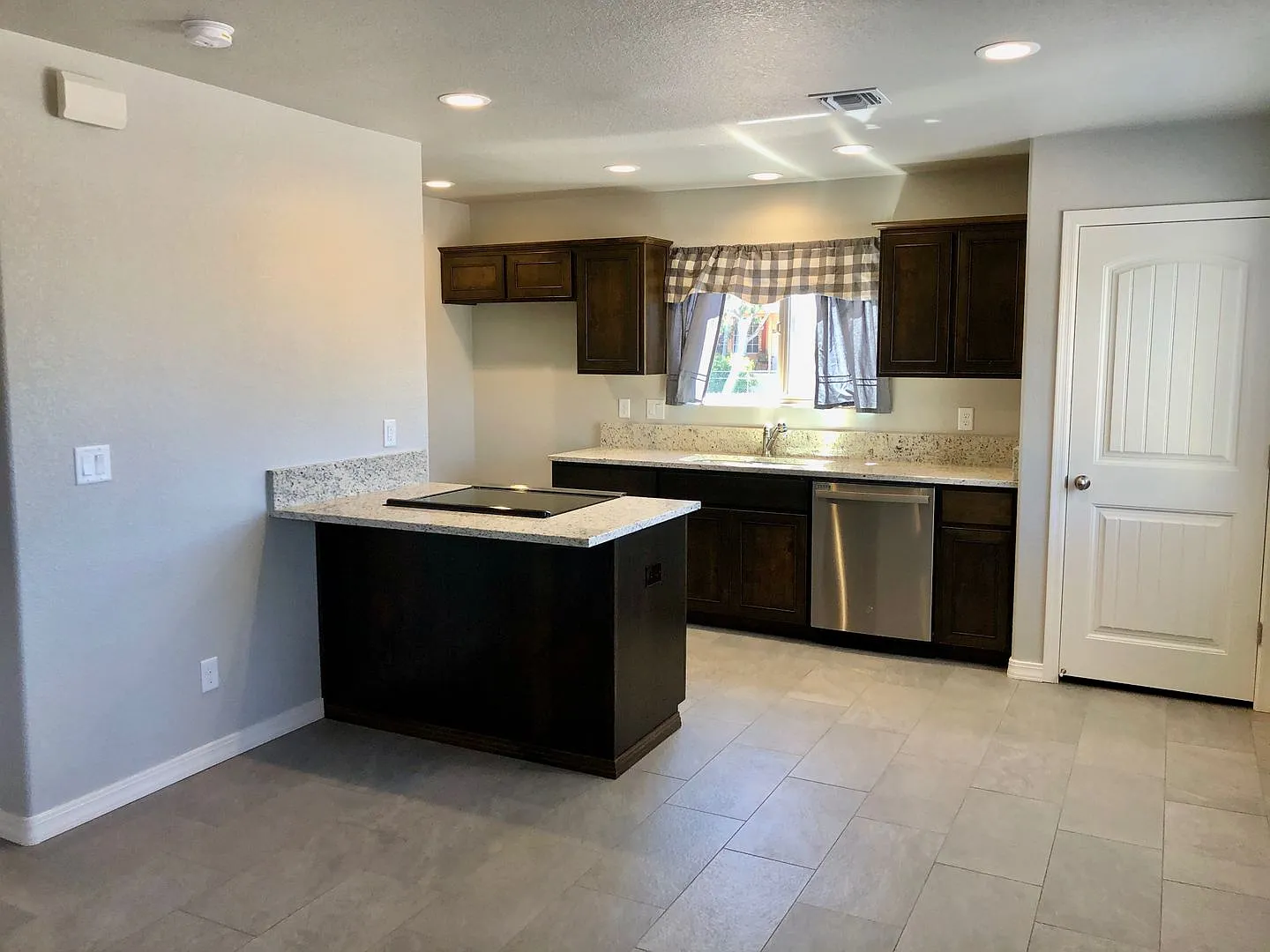 Cute 1 Bedroom 1 Bath Home! *Home Is Currently Occupied, Please Do Not Disturb The Tenants* — Photo 4