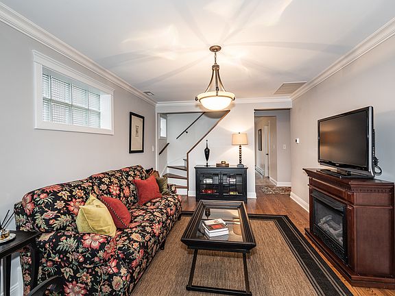 5th image of 3251 N Oleander Ave