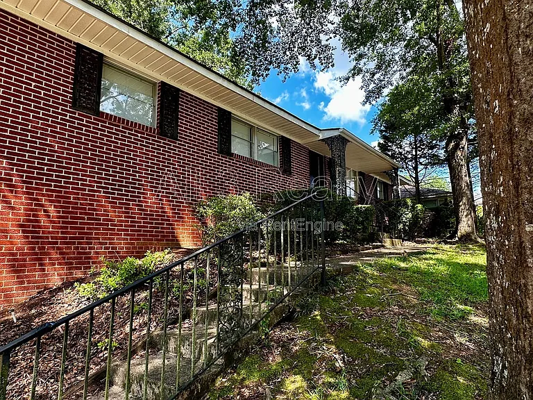 1009 Rosedale Dr — Photo 3