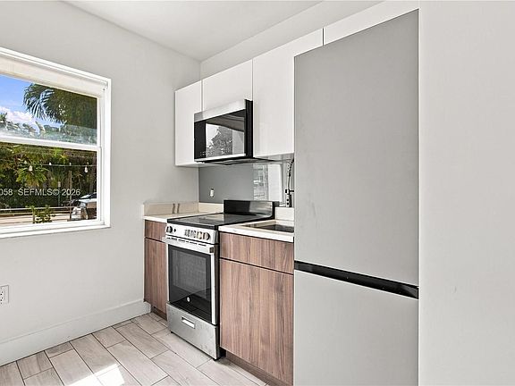 2nd image of 1000 7th St APT 4