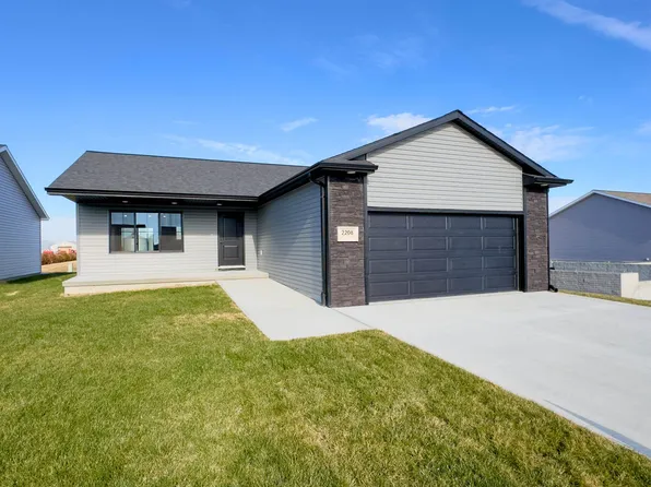 2208 E 38th St, Kearney, NE 68847