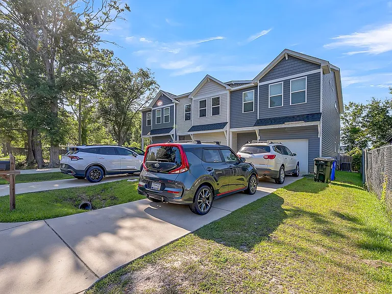 1549 Evergreen St — Photo 2