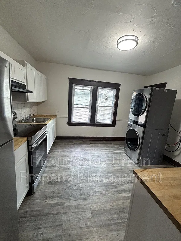 3 bed, 2.0 bath, 1900 sqft, $1,600 — Photo 2