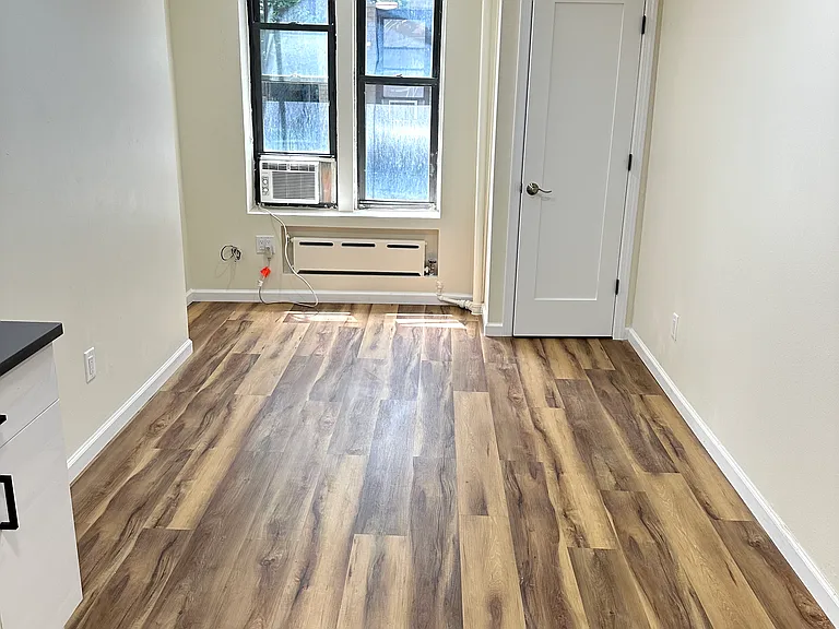 320 E 6th St #1R — Photo 12