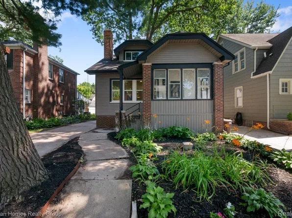 62 Wellesley Dr, Pleasant Ridge, MI 48069