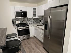 501 Cricket Ln, Woodbridge, NJ