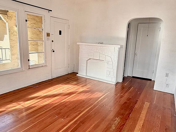 5th image of 540 1/2 N Sycamore Ave #1/2