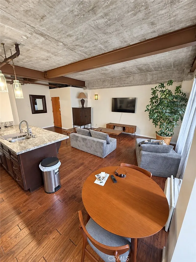 2 bed, 820 sqft, $2,800 — Photo 2