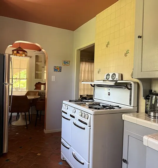 923 Alma St — Photo 10