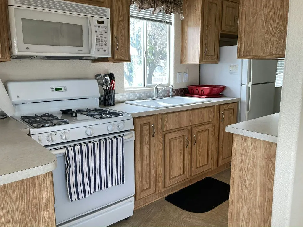 1 bed, 1.0 bath, 385 sqft, $1,200 — Photo 2