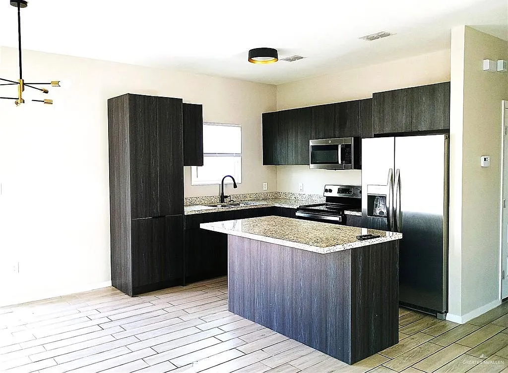 3 bed, 2.0 bath, 1120 sqft, $1,350 — Photo 3
