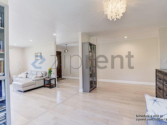 4th image of 2147 Londonderry Ct