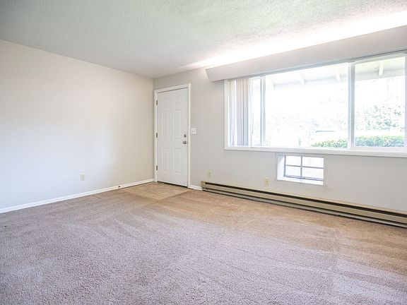 5th image of 17920 SE Stark St APT 3