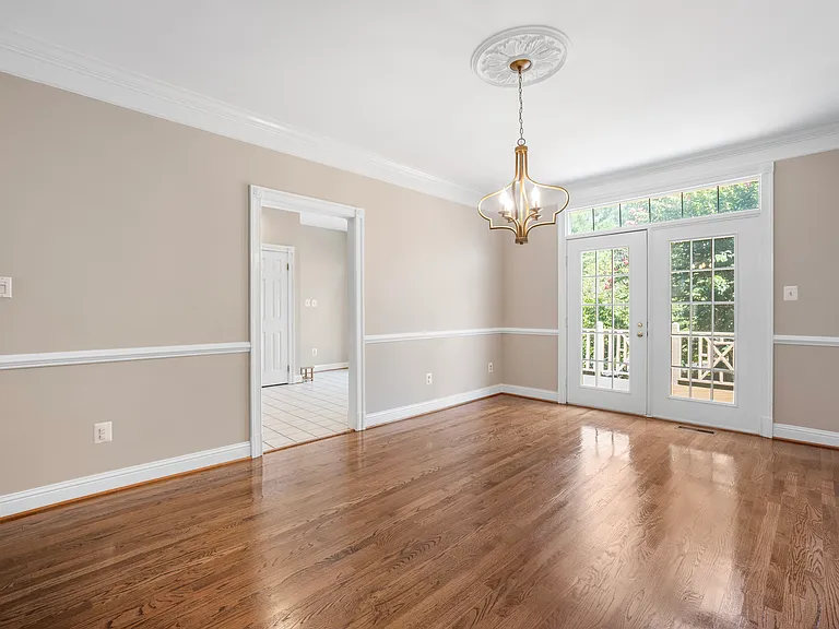 10186 Castlewood Ln — Photo 12