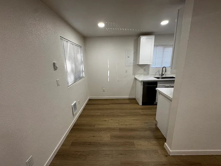 551 S Cloverdale St #1 — Photo 5