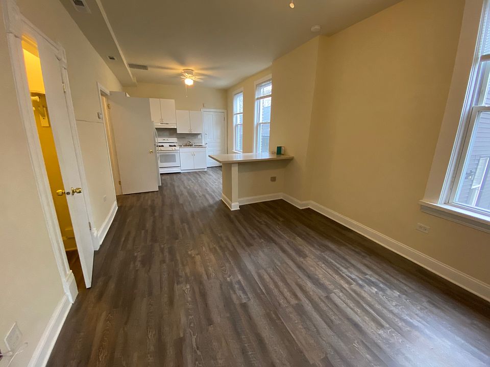 1st image of 872 N Marshfield Ave #2R