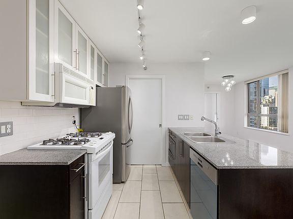4th image of 1225 Richards St #1202