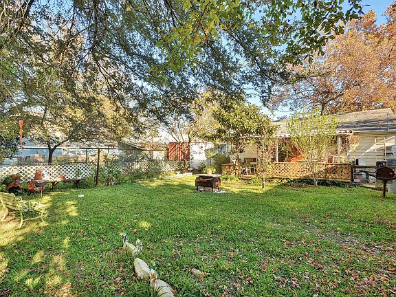 3rd image of 2708 La Mesa Dr