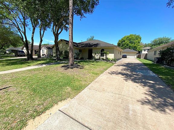 3rd image of 2706 Wood Creek Dr