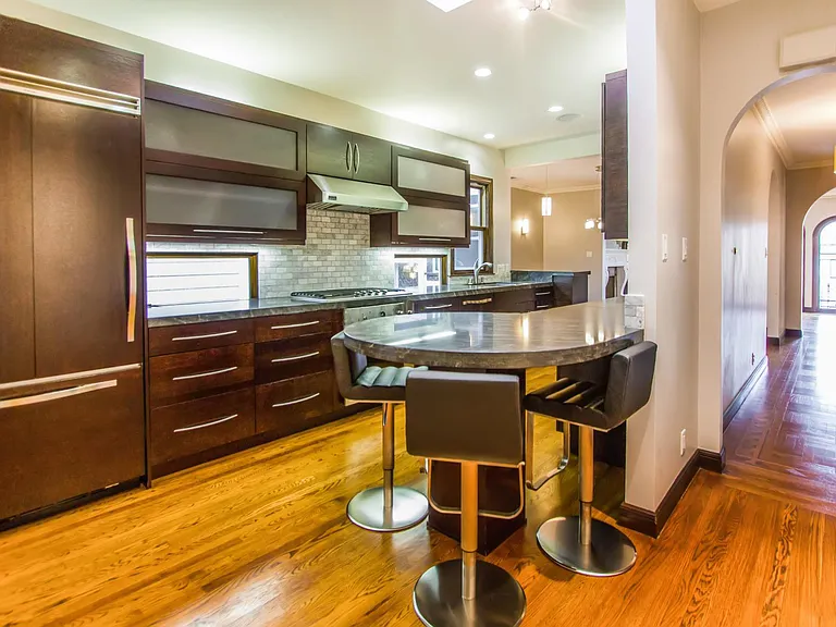 2335 Francisco St — Photo 7