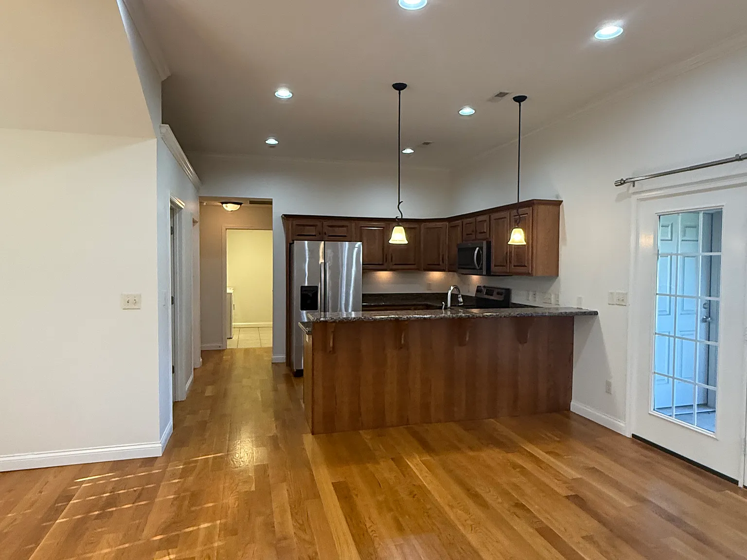3 bed, 2.5 bath, 1850 sqft, $1,900 — Photo 2