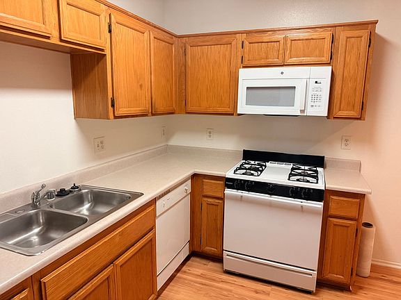4th image of 12950 Hartland St #102