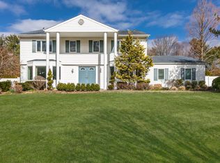 10 Suncrest Dr, Dix Hills, NY 11746