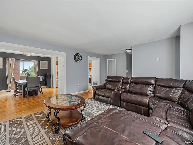 35 Helene Rd — Photo 4