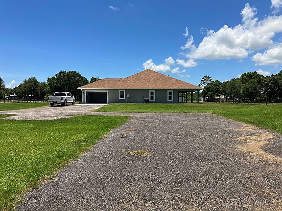 Side view with 1 car garage 