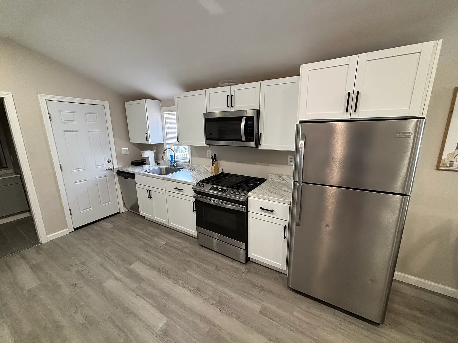 3 bed, 700 sqft, $3,200 — Photo 2