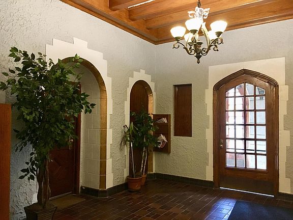 2nd image of 5746 N Kenmore Ave #514