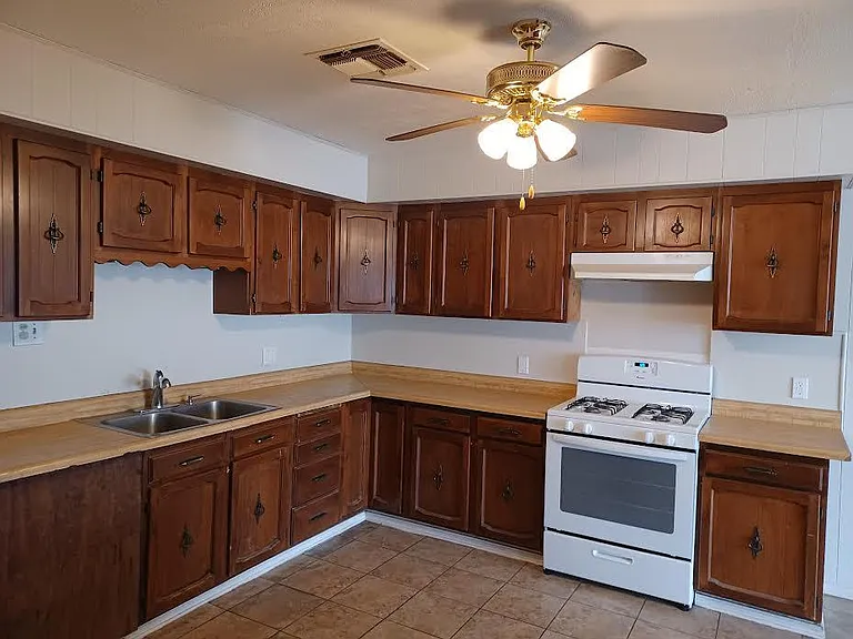 324 Adeline St — Photo 3