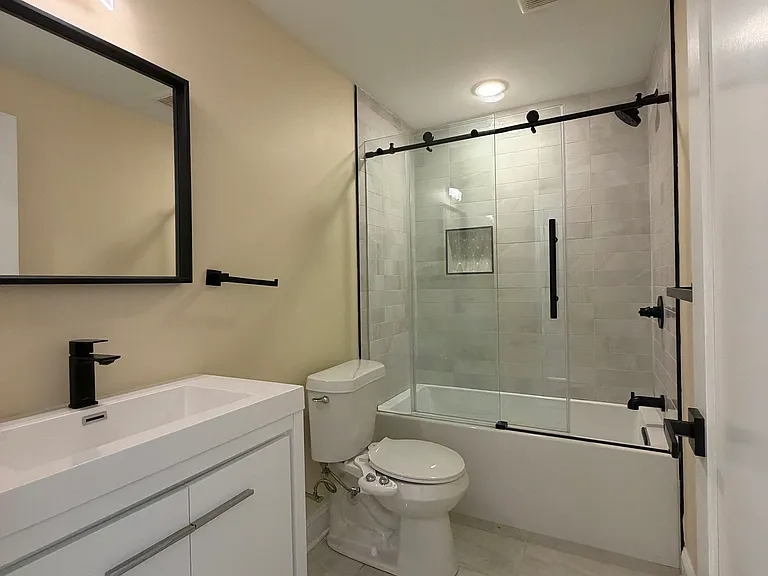 649 N 15th St #5 — Photo 7