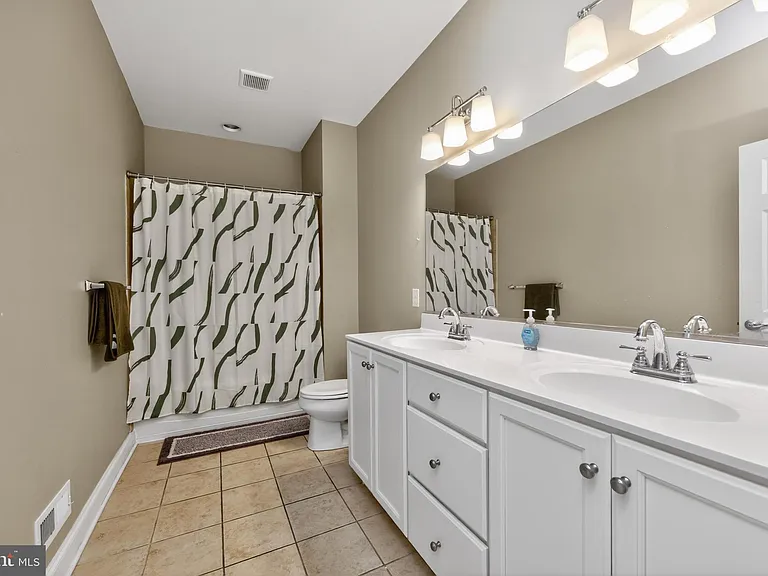 121 Shilling Ave — Photo 34