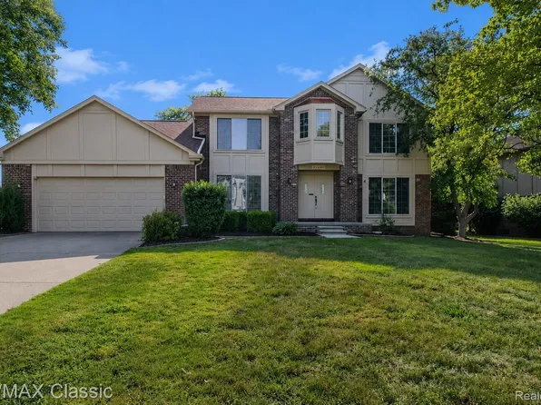 25522 Surrey Ln, Farmington Hills, MI 48335