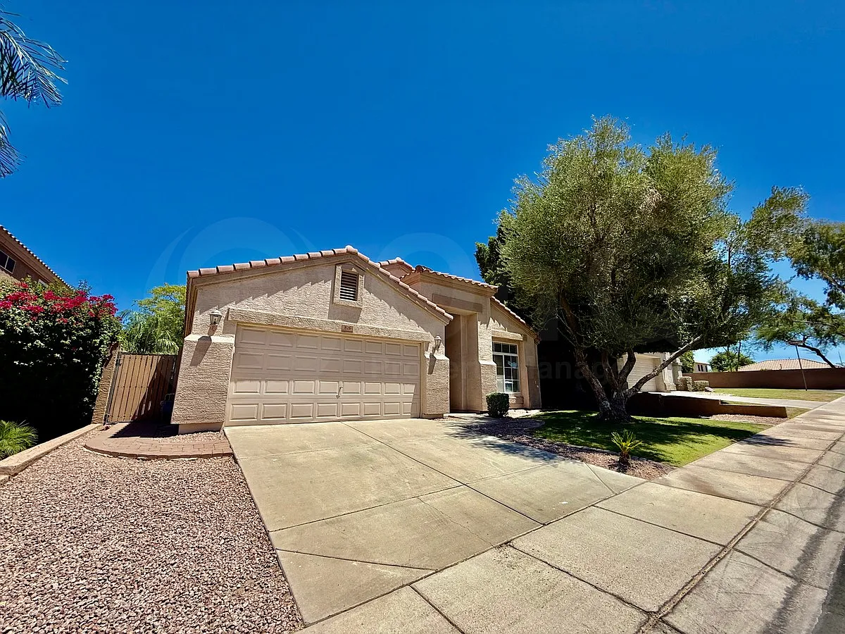 3 bed, 2.0 bath, 1899 sqft, $2,449 — Photo 2