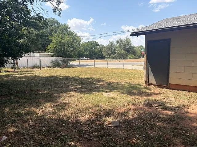 942 Forrest Ave — Photo 16