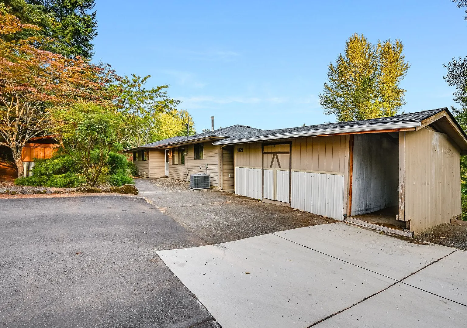 Charming 3 Bed, 2 Bath Oregon City Rental Home with AC & Huge Yard — Photo 1