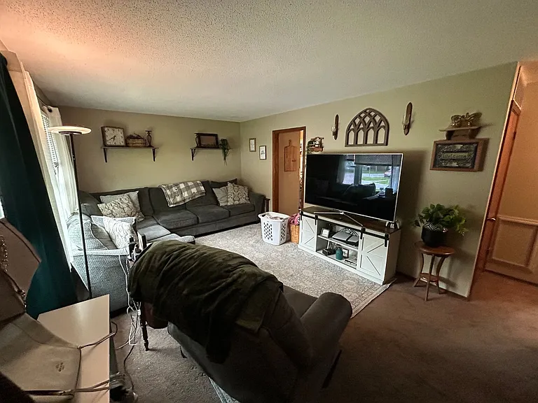 800 E Overton St — Photo 3
