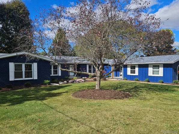 6353 Perry Rd, Grand Blanc, MI 48439