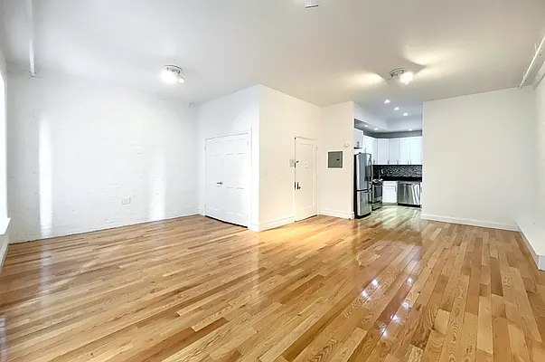 Rented by Coldwell Banker Warburg | media 9