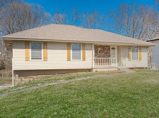 2601 NW London Dr, Blue Springs, MO 64015