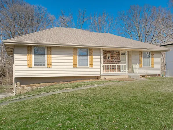 2601 NW London Dr, Blue Springs, MO 64015